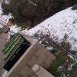 Cables penjant al costat d'uns contenidors