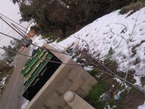 Cables penjant al costat d'uns contenidors