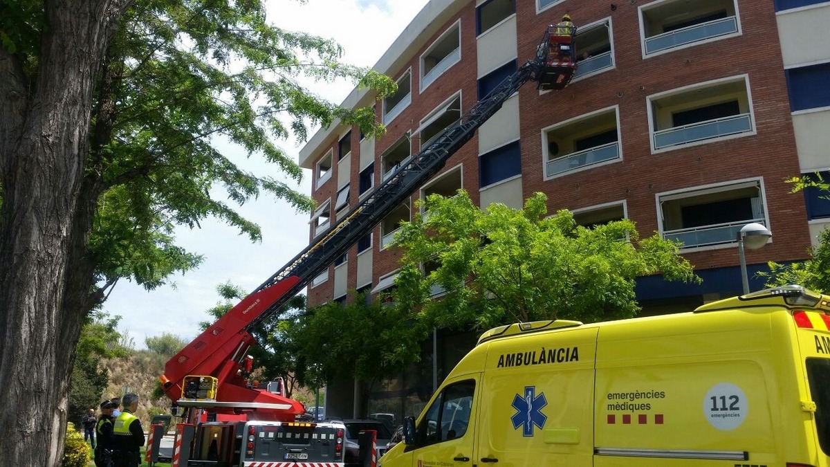 Rescat d'una dona a Blanes atrapada al seu balcó. Aj. Blanes