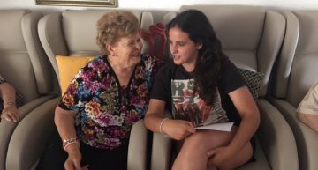 L’Emília (esquerra) i la Sandra (dreta) són una de les parelles d’Apadrina un avi L’Emília (esquerra) i la Sandra (dreta) són una de les parelles d’Apadrina un avi