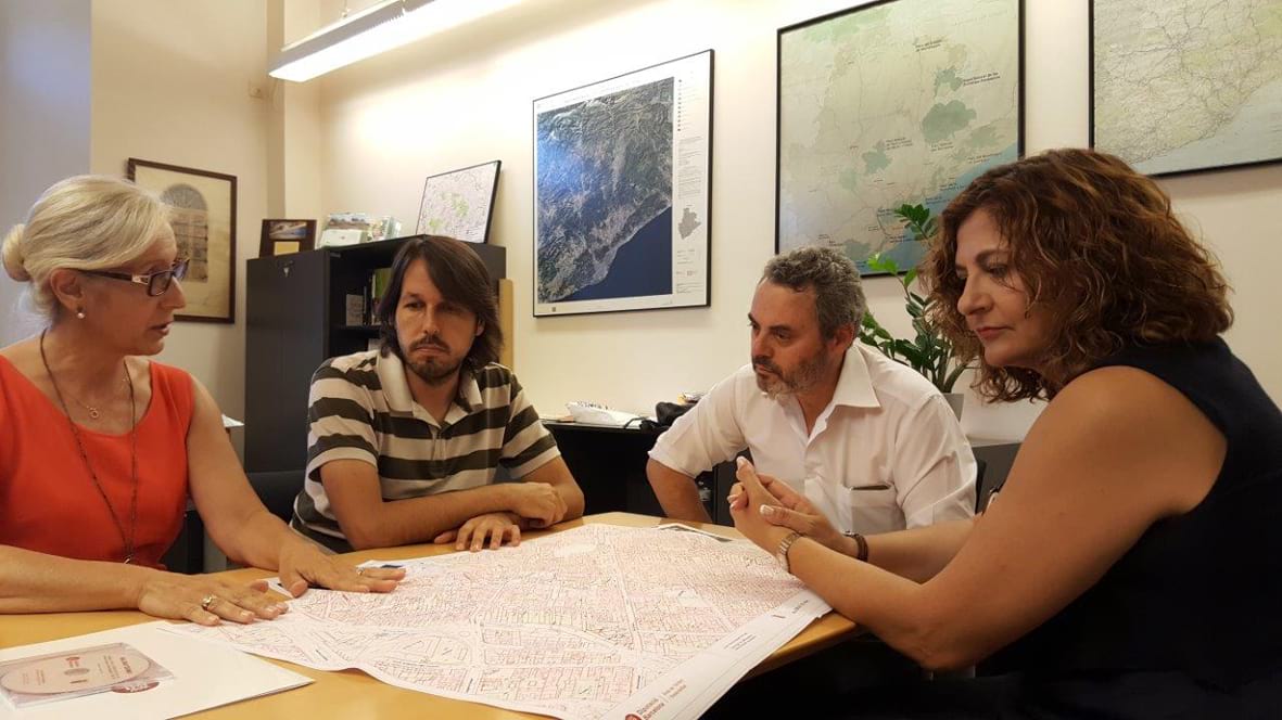 El diputat Josep Ramon Mut, amb la portaveu del govern, Neus Serra, i al regidor de Govern Obert, Serveis Econòmics, Ramir Roger. Foto: Diputació de Barcelona