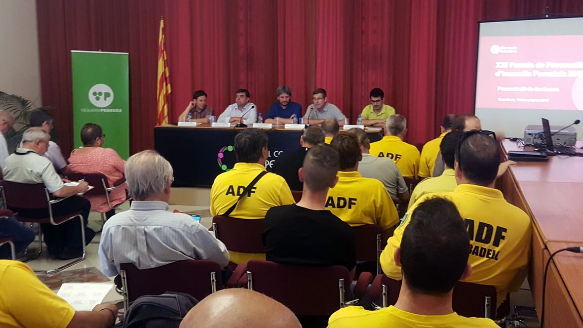 El vicepresident primer, Dionís Guiteras, i el diputat adjunt d'Espais Naturals, Jesús Calderer, presenten els Premis 2017 de Prevenció d'Incendis Forestals a Vliafranca del Penedès Foto: Diputació de Barcelona