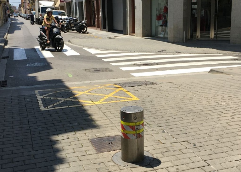 Pilona hidràulica en un vial de Malgrat de Mar. Aj. Malgrat