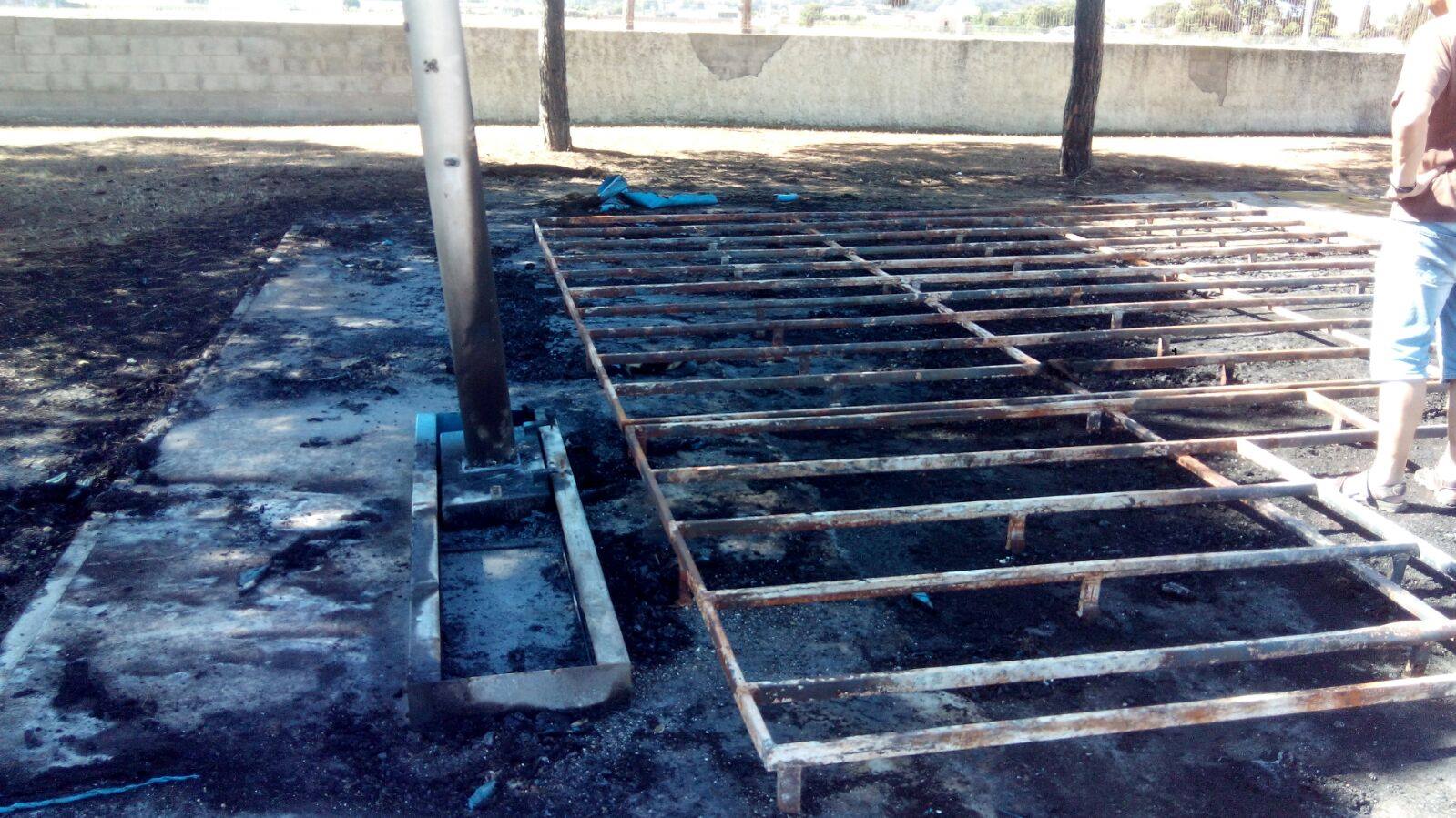Material cremat a la pista d'atletisme de Malgrat (Fotografia: Club d'Atletisme de Malgrat)
