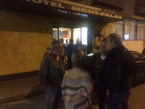 Membres de l'Ajuntament de Pineda, ahir davant l'Hotel Mont-Palau