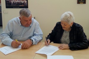 Eusebi Esgleas i M. Dolos Oms signant el conveni.