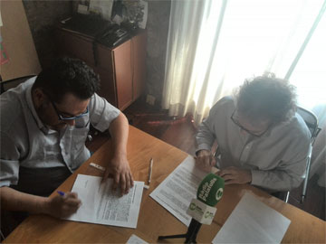 Osorio, esquerra, i Agustí signant el pacte aquest migdia