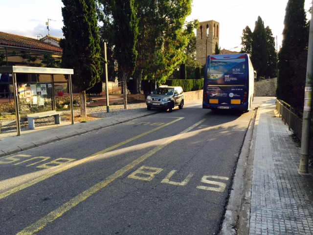 Un bus regular passant per la parada de St Genís, dijous al matí.