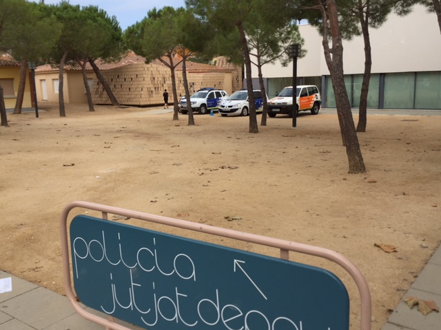 El cotxes policials dissabte estacionats davant la caserna.