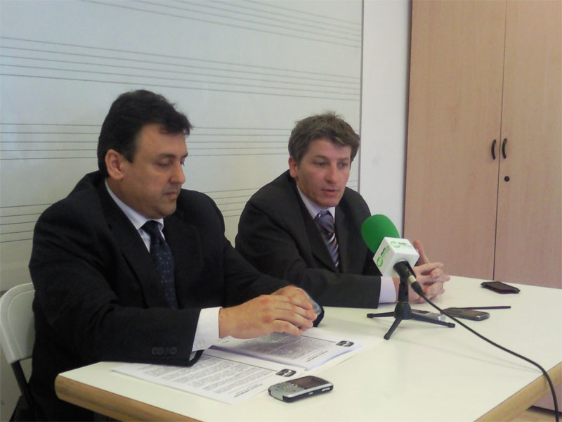 Lemonche, al costat d'Óscar Bermán (PP), el dia que va presentar la denúncia al 2010.