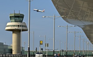 Un avió s'enlaire a l'aeroport del Prat