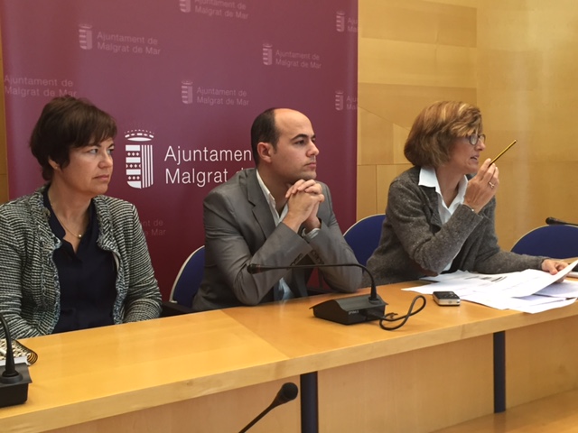 Carme Ponsa (Junts x Malgrat), Joan Mercader (PSC) i Isabel  Ortiz, durant la roda de premsa d'avui