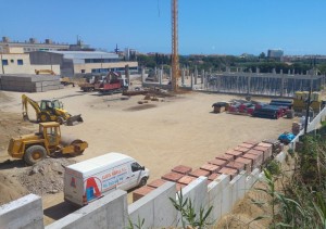 Pineda de Mar. Obres de construcció del nou supermercat Mercadona en un solar a tocar de la carretera N-II i de la comissaria dels Mossos