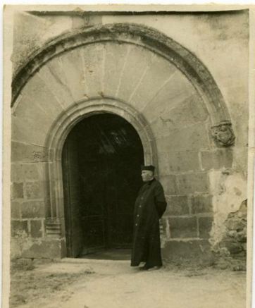 Paradeda a l'església de St Genís de PLF. foto: Fons Paradeda Arxiu Malgrat