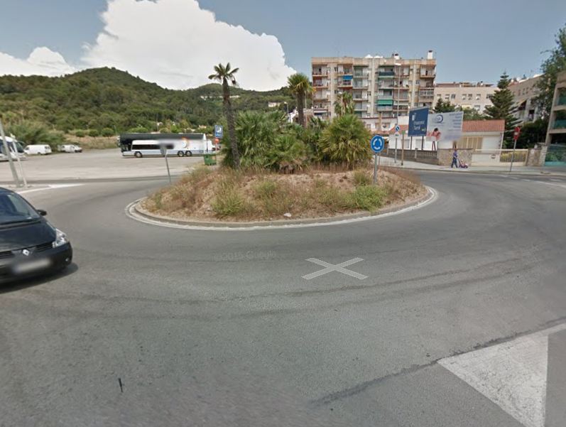 L'actual entrada que es refarà, al costat de la futura Ciutat Sanitària. Google