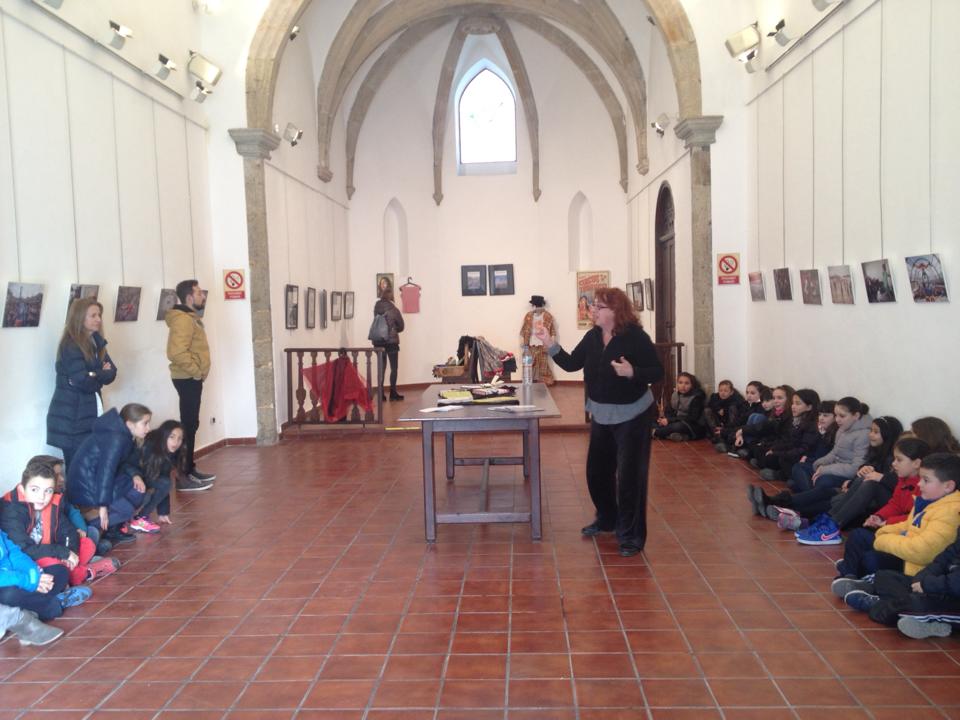 Uns escolars visitant l'exposició. Malgrat Acull