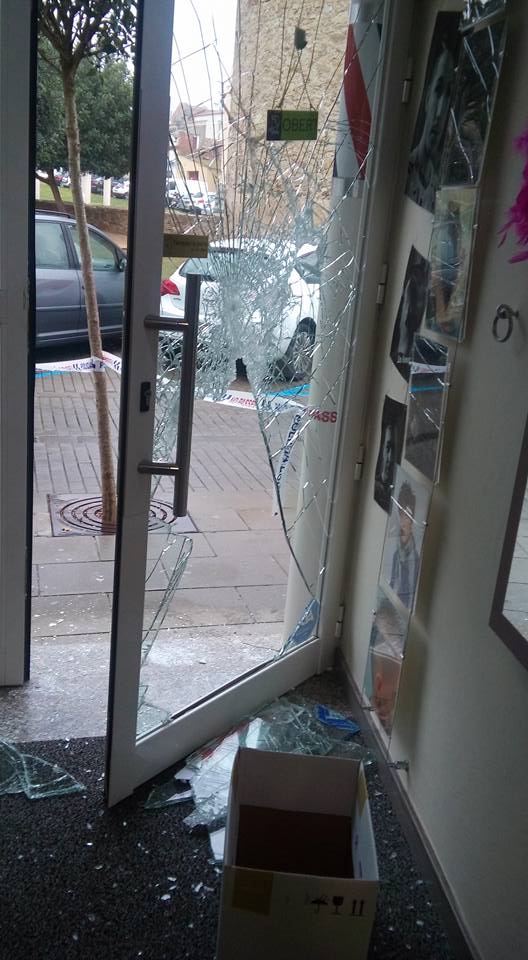 Entrada a la perruqueria en la que van entrar a robar ahir. Facebook