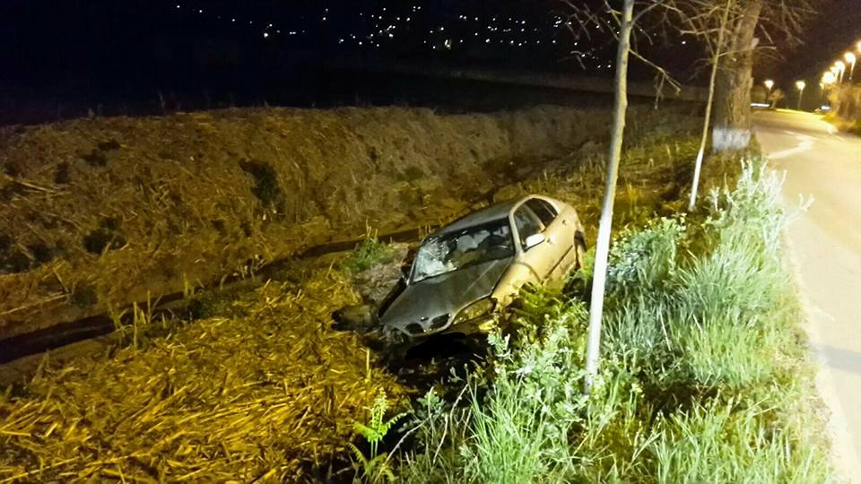 El cotxe caigut a la riera de St Genís. Bombers Malgrat