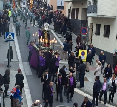 Un moment de la processó amb els legionaris al fons (2016)