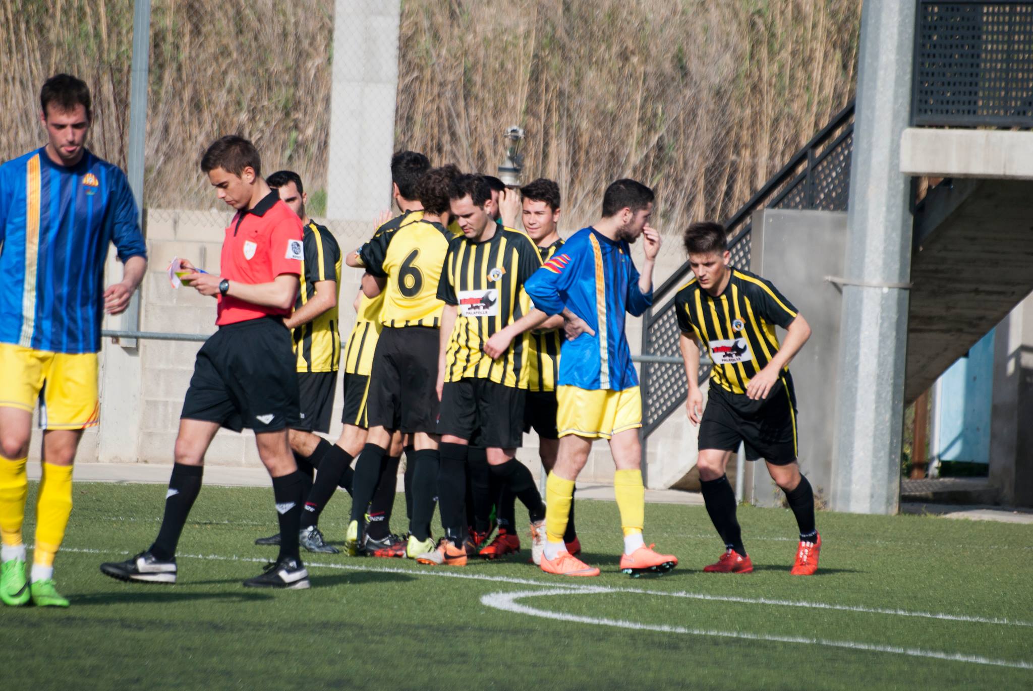 Els jugadors del PLF celebren el primer gol d'Albert, de penal. FOTO: Albert Amaya.
