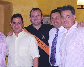 Berman, amb corbata, al costat del president provincial, amb polo negre, i del president comarcal amb camisa blanca al centre. Foto: Oscar Bermán.