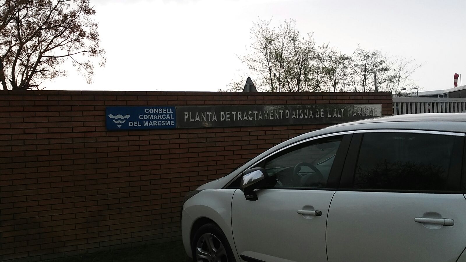 El cotxe robat davant de la depuradora de Palafolls. Elmalgratenc.cat