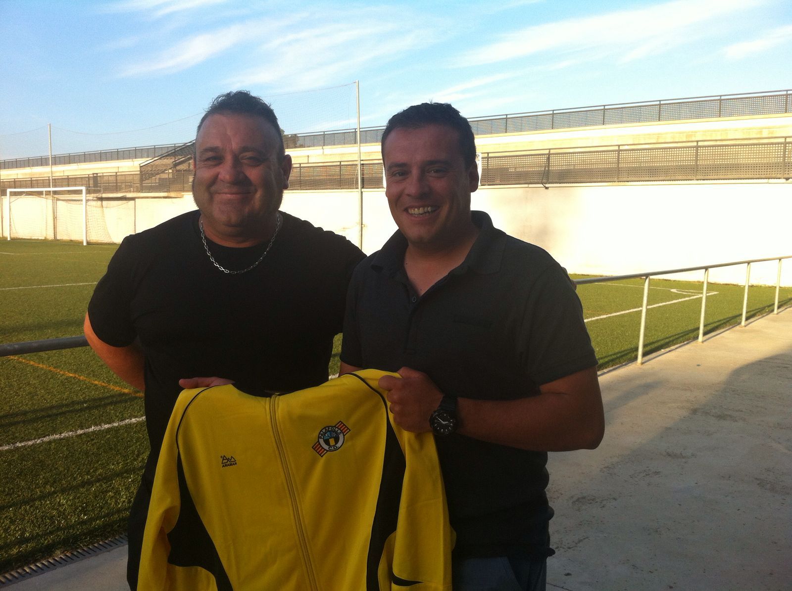 El president del CD Palafolls, Valentín Rodríguez (esquerra), amb el nou entrenador de l'Amateur José Cáceres, el juny del 2016