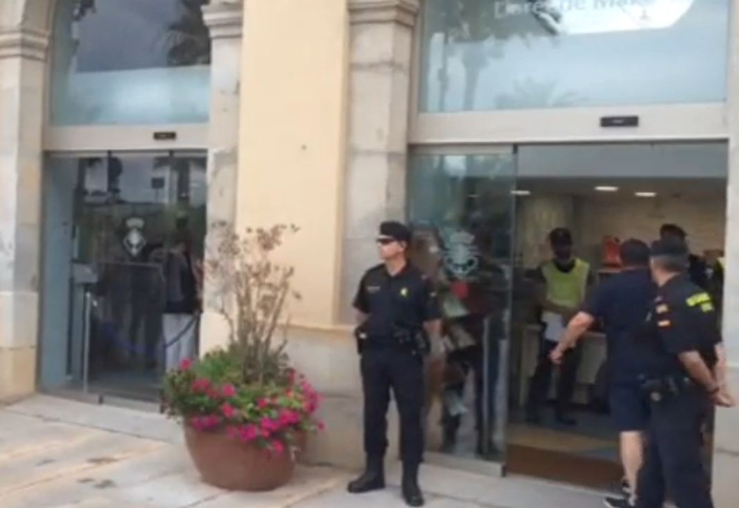gents davant la porta de l'Ajuntament. Jordi Ribot /El periodico