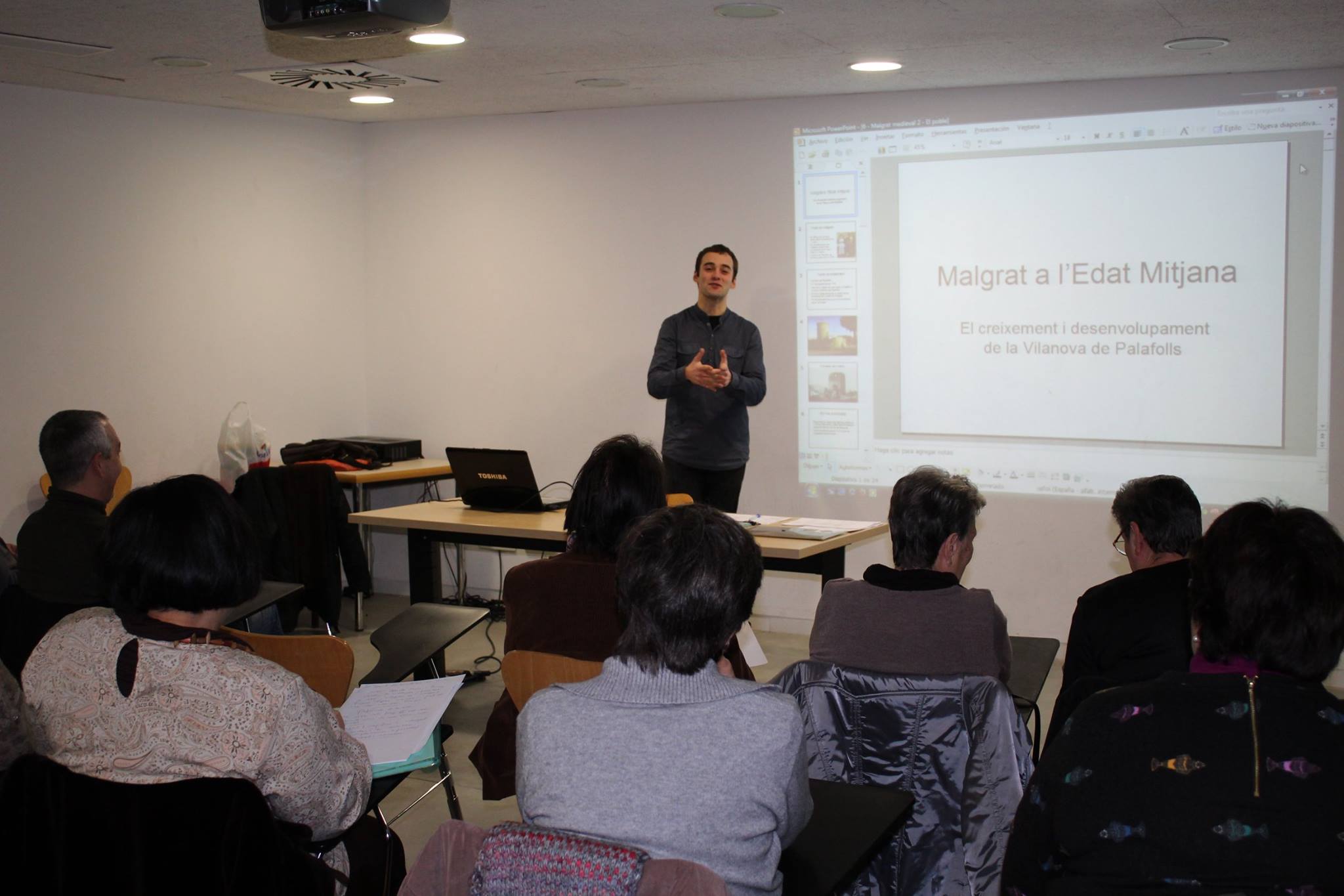 Piña en una classe d'història local. Facebook