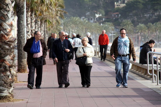 Diverses persones passejant pel passeig marítim de Lloret de Mar aquest dissabte 9 de gener del 2016. (Horitzontal)