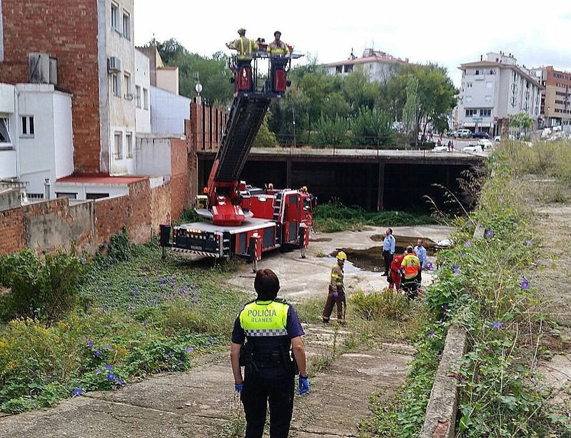 Un veí de Blanes ferit en cuare 8 metres del terrat al pati interior Font: Ajuntament de Blanes