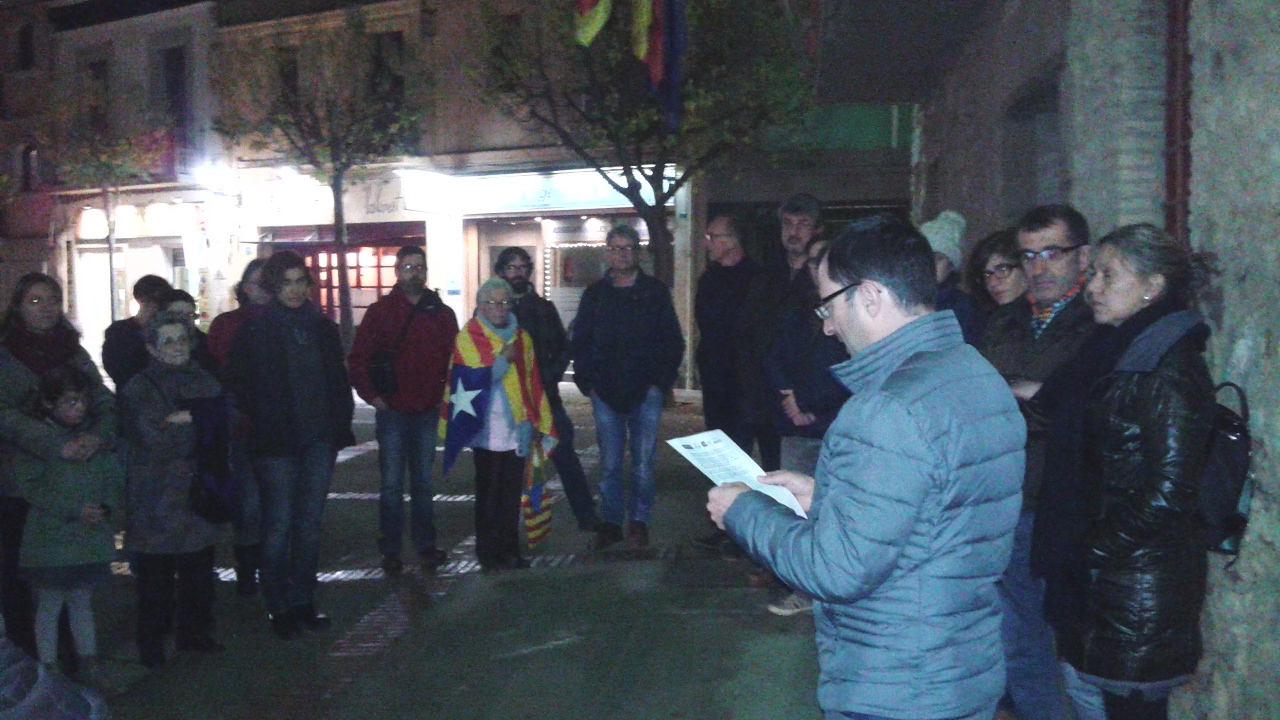 El portaveu municipal d'ERC llegeix el manifest en suport a Carme Forcadell / Autor: RP 