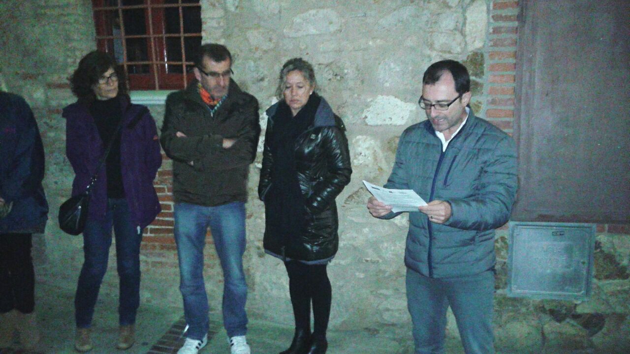 El portaveu municipal d'ERC llegeix el manifest en suport a Carme Forcadell / Autor: RP