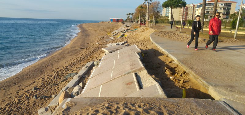 El tram del passeig marítim destrossat pel temporal. Teresa Marquez