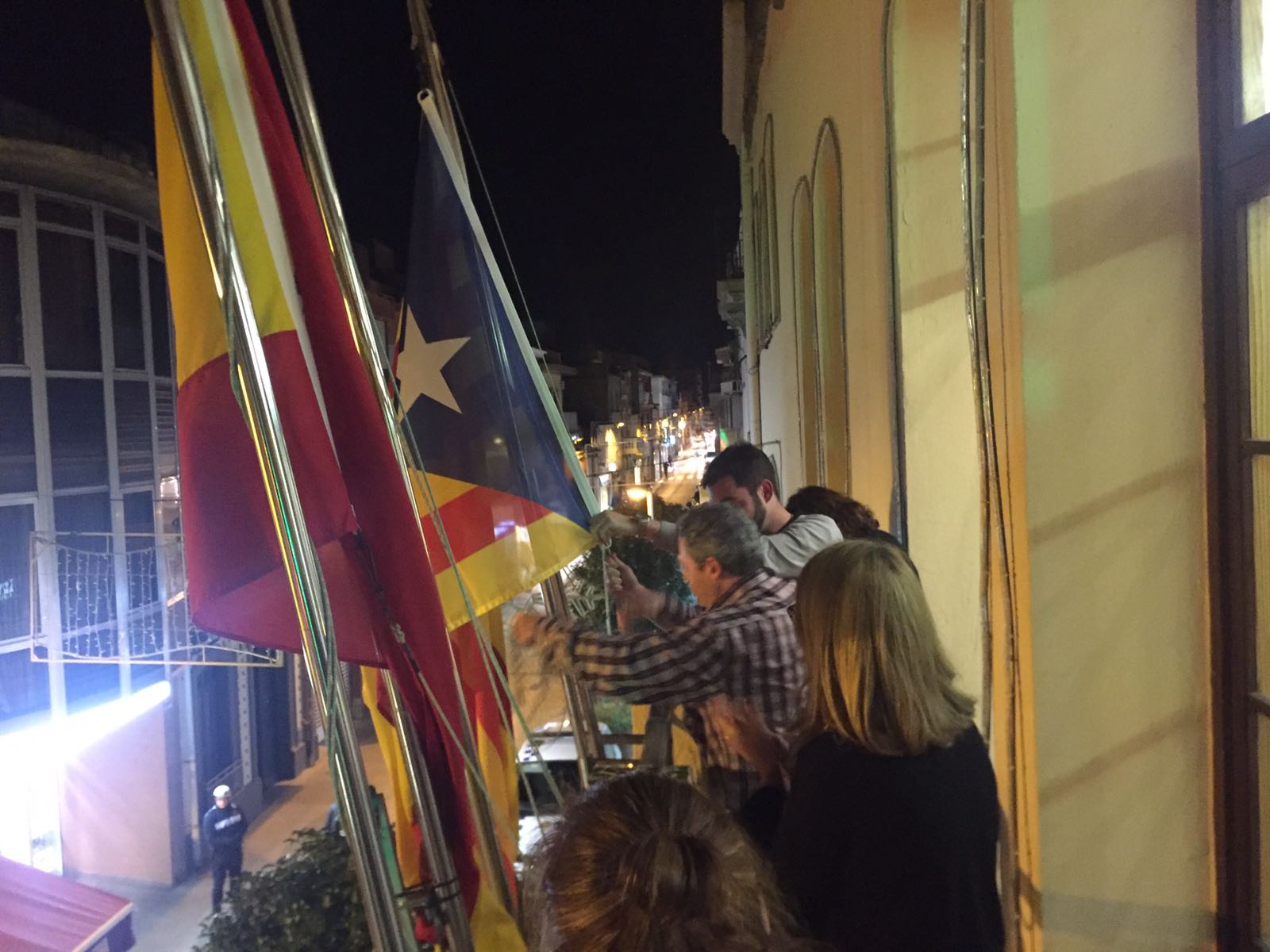 Imatge de l'últim ple on ERC, CUP, PDeCat i JXM van penjar l'estelada senes el permís de l'alcalde.