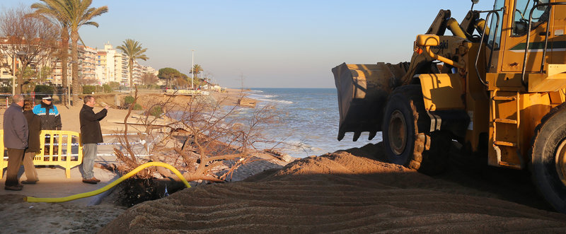 Visita del conseller Rull a les destrosses del temporal a Pineda de Mar. Foto. O.D