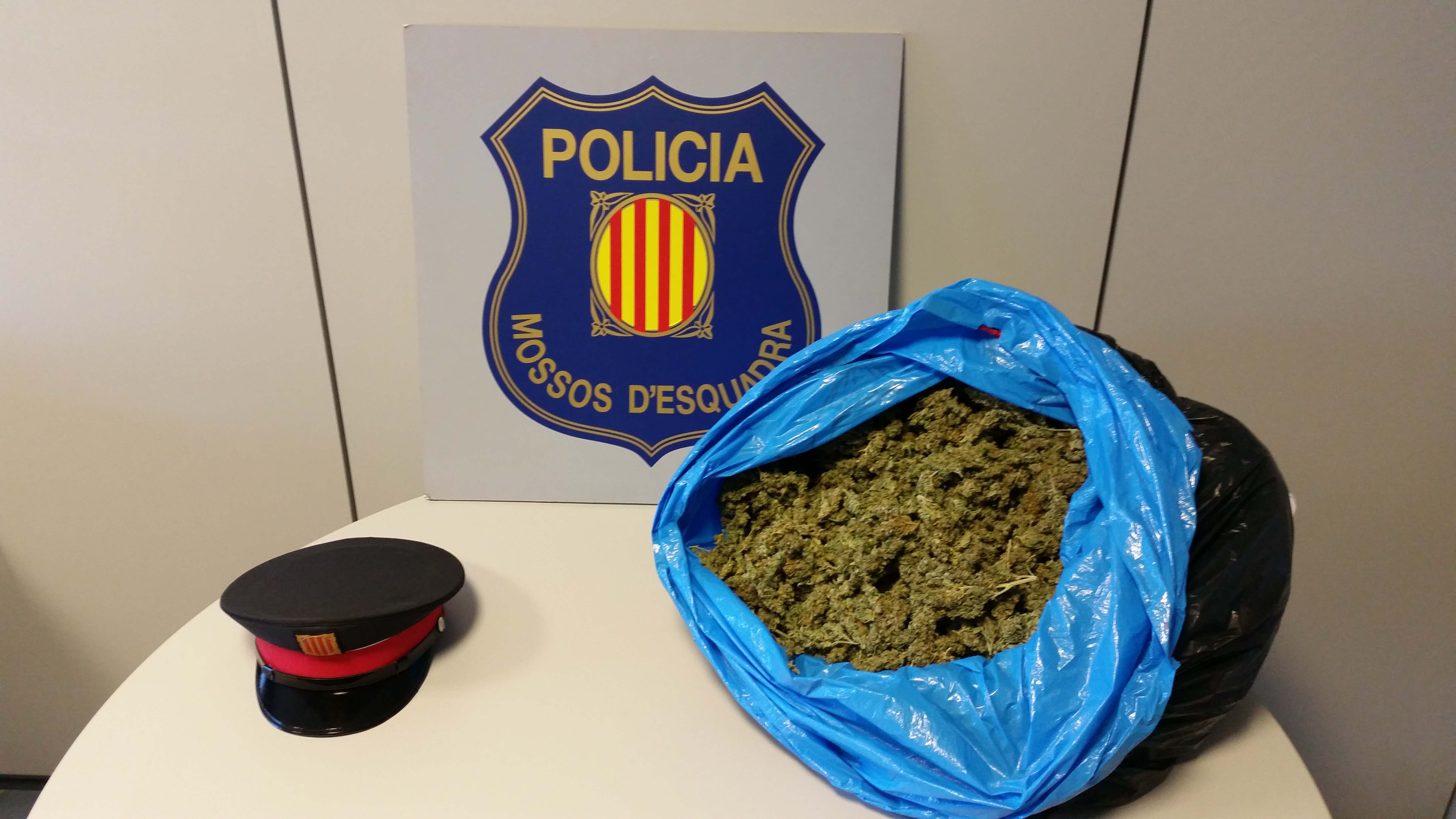 4 quilos de marihuana interceptada als dos detinguts. Mossos d'Esquadra