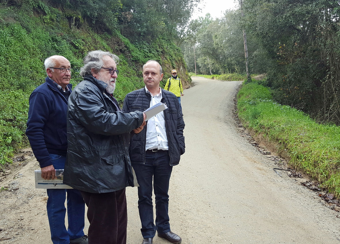 El diputat d'Infraestructures Viàries i Mobilitat, Jordi Fàbrega, amb l'alcalde d'Òrrius, Jordi Rull, en un dels camins del municipi que s'arranjaran. Foto: Ramón Viladomat. Diputació de Barcelona