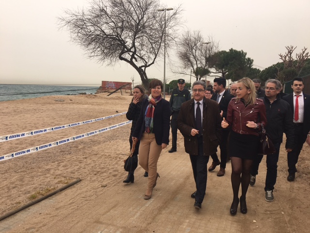 (febrer 2017) Visita del Delegat del Govern espanyol, Enric Millo (mig), amb la cap de la Demarcació de Costes, Maria Toledano (dreta) i l'alcaldessa de Malgrat, Carme Ponsa Esquerra. RP