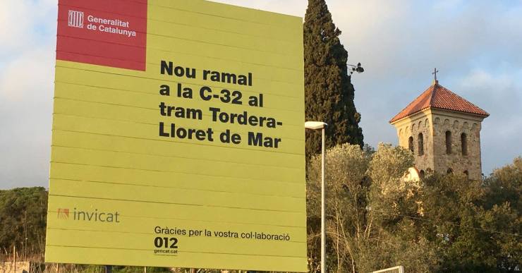 Cartells anunciant el nou ramal de la C-32 entre Tordera i Lloret. Foto. Aturem la C-32