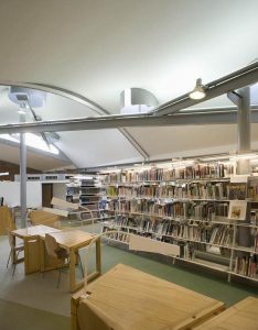 Interior de la biblioteca Enric Miralles. Aj. Palafolls