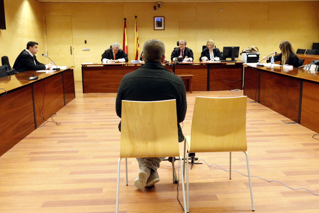 L'acusat d'esquenes en el judici per amenaces a la seva parella. El Gerió / ACN