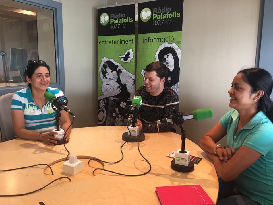 Moment de l'entrevista a Ràdio Palafolls a Jordania Gutiérrez, Jordi Pratsevalls i Maierli del Socorro (d'esquerra a dreta). RP