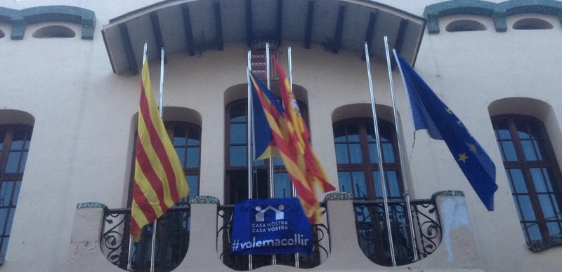 El nou govern de Malgrat de Mar penja l'estelada al balcó de l'Ajuntament Foto: Lluis Martínez Matallana (EPA)