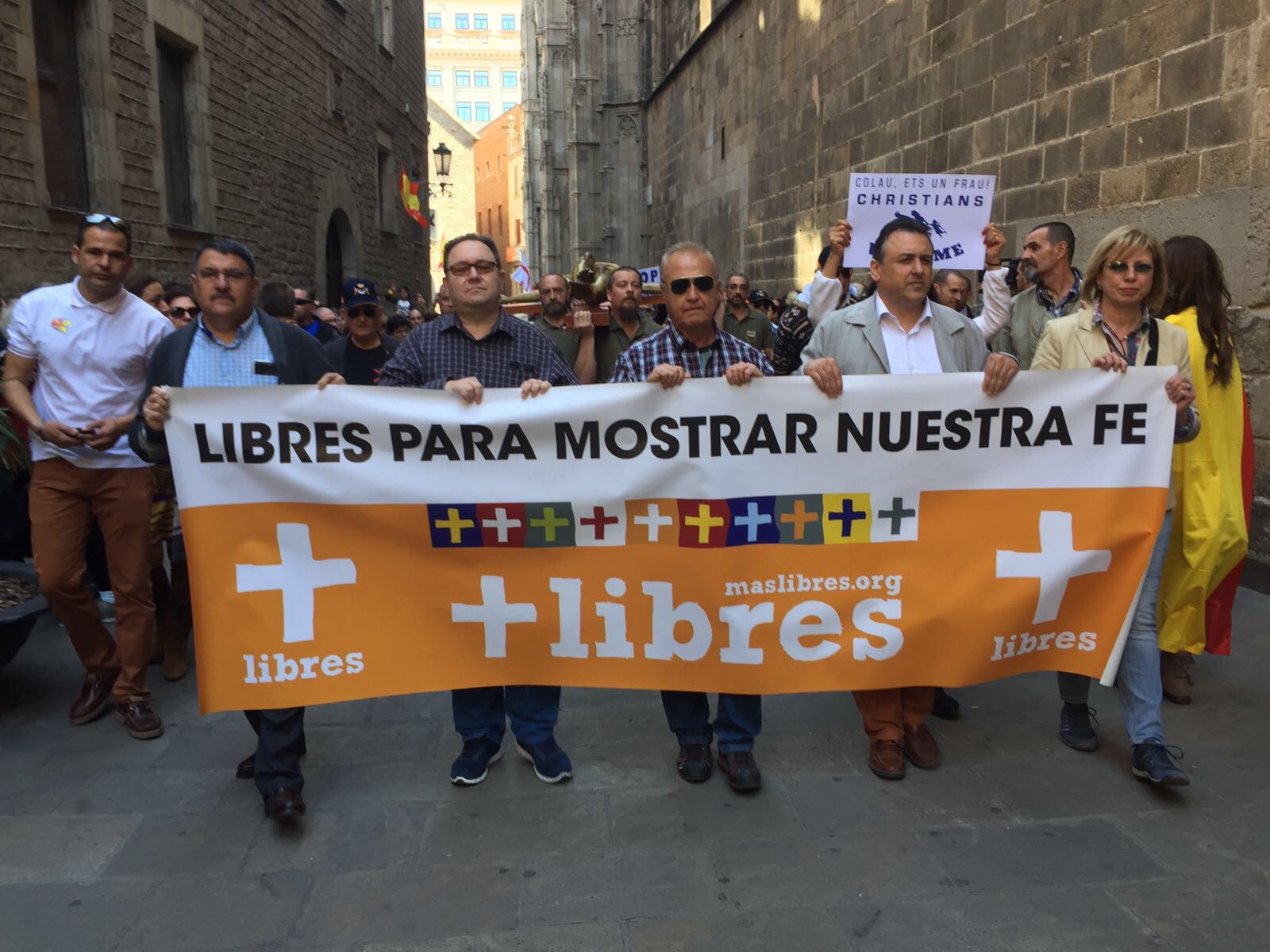 Manifestació a Barcelona amb la pancarta "Libres para mostrar nuestra fe" amb Óscar Bermán.