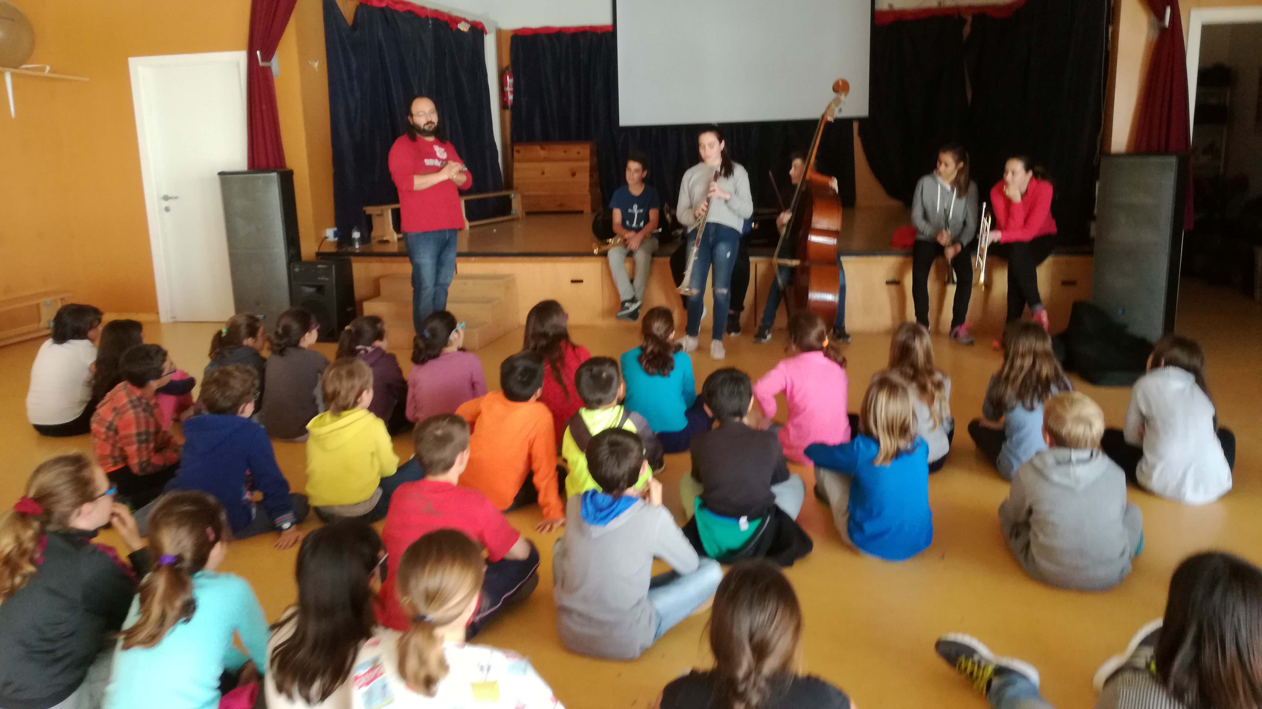 Alumnes de Mas Prats al taller de contrapàs amb la participació de la Cobla de Palafolls. Font: Escola Mas Prats