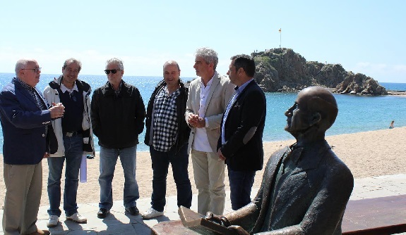 Homenatge davant l'estàtua de Carl Faust del Passeig de Mar. : Fundació Carl Faust