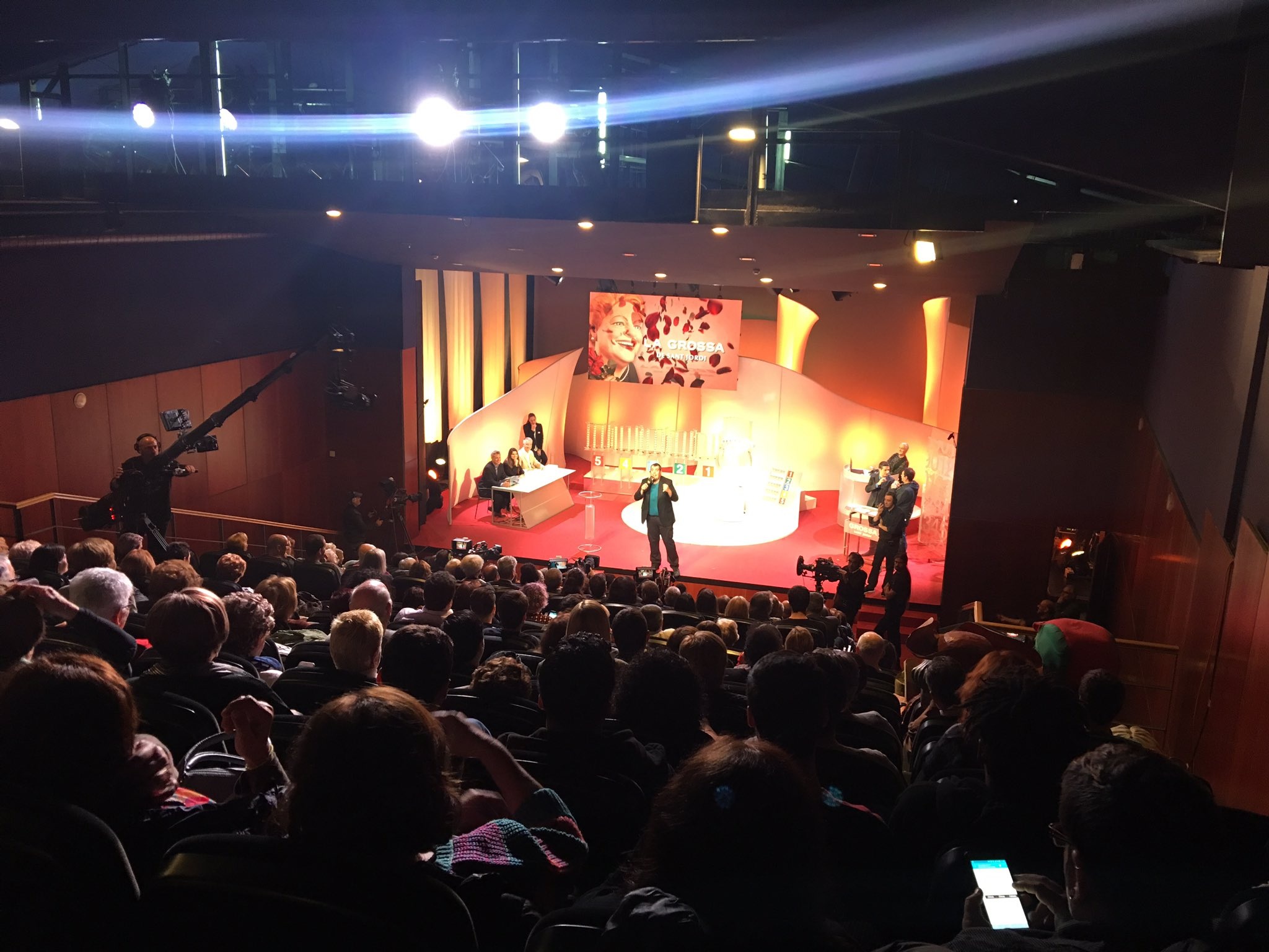 El teatre de Blanes convertit en el plató de TV3 on s'ha sortejat la Grossa de St. Jordi. RP