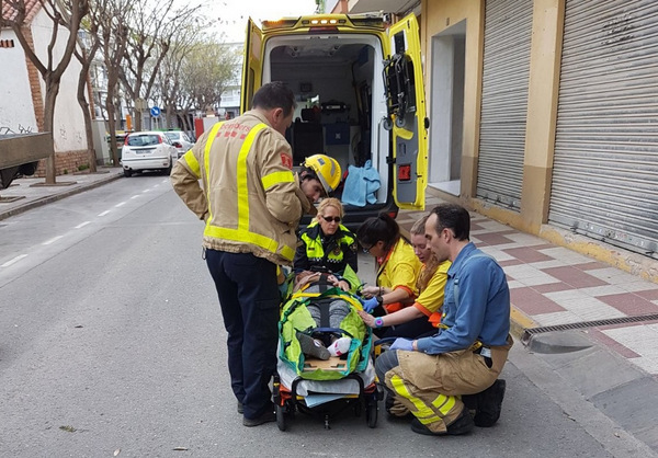 La Policia Local de Blanes evacua una dona ferida pel balcó. Aj. Blanes