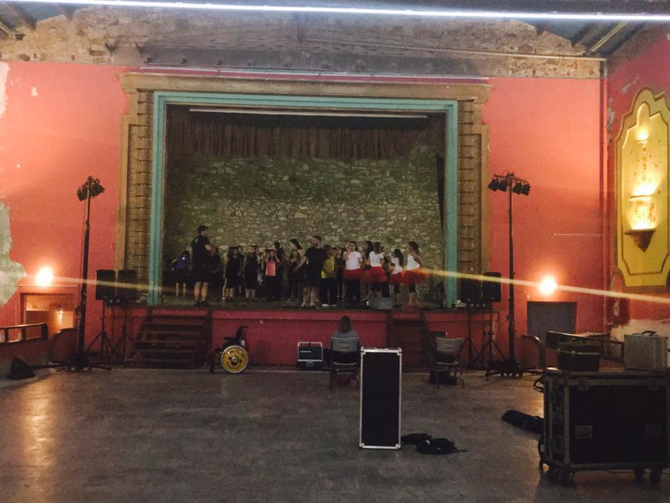 Alumnes de 6è de Mas Prats assajant el musical "Un llarg viatge" al Teatre. Foto: Escola Mas Prats
